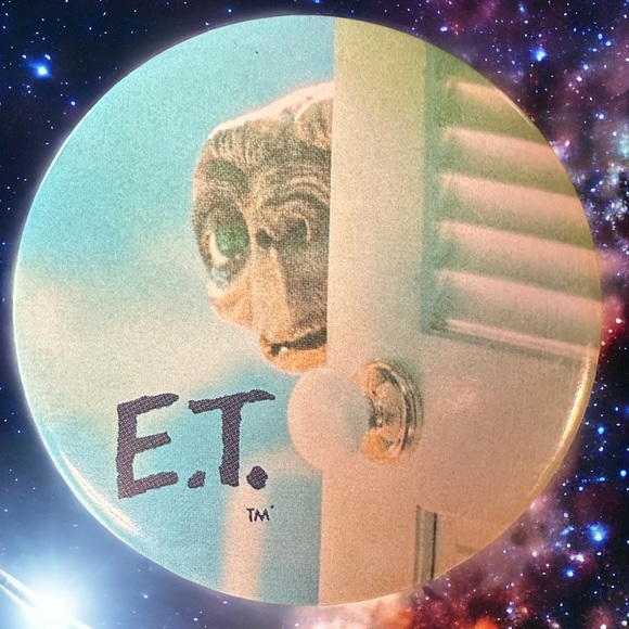 Vintage 1982 ET button - Picture 1 of 3
